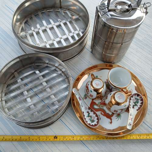 半賣半送，一手彩瓷 三杯兩匙羹及托盤加兩個 銹鋼 蒸籠及 三層飯盒九件共售 200元如...
