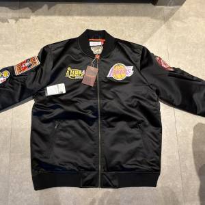 全新M&N Saint Bomber Jacket Lakers Black