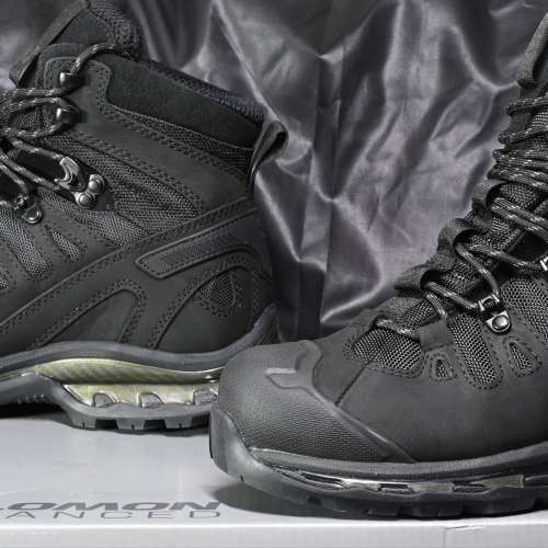 黑色Salomon 中筒Goretex户外靴(EUR42)