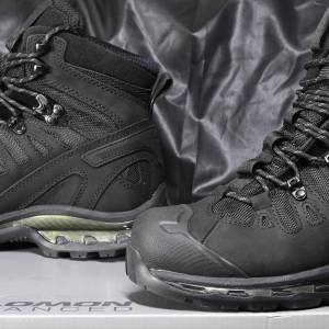 黑色Salomon 中筒Goretex户外靴(EUR42)