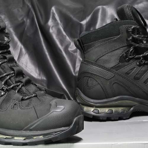 黑色Salomon 中筒Goretex户外靴(EUR42)