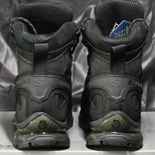 黑色Salomon 中筒Goretex户外靴(EUR42)