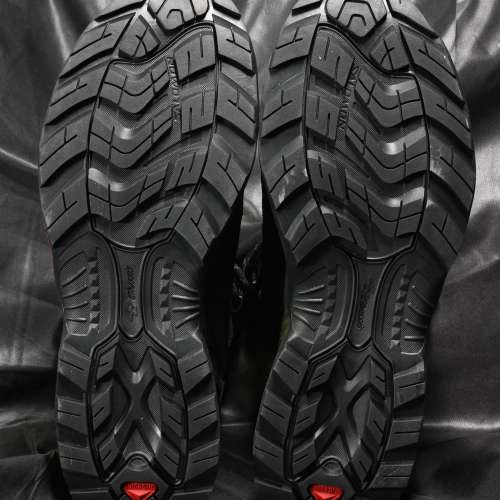 黑色Salomon 中筒Goretex户外靴(EUR42)