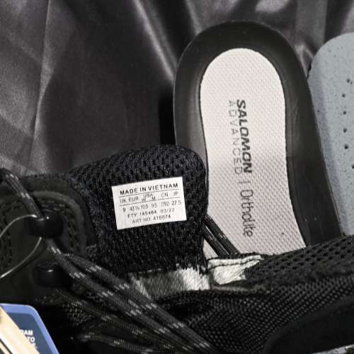 黑色Salomon 中筒Goretex户外靴(EUR42)