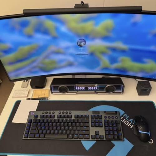 電競桌上電腦全套（包砌主機連RGB燈，曲螢幕，鍵盤及滑鼠）￼