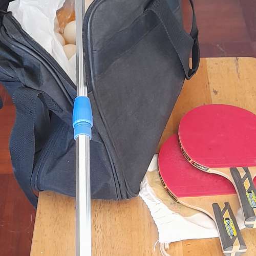 退休人士平讓，全新一對球拍，拾球伸縮棍網，約二百個二手乒乓球，加送一大旅行袋如...