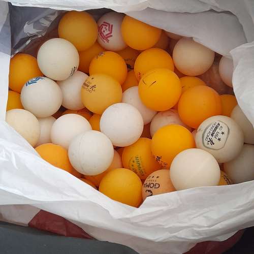 退休人士平讓，全新一對球拍，拾球伸縮棍網，約二百個二手乒乓球，加送一大旅行袋如...