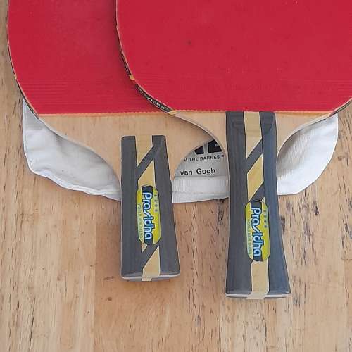 退休人士平讓，全新一對球拍，拾球伸縮棍網，約二百個二手乒乓球，加送一大旅行袋如...