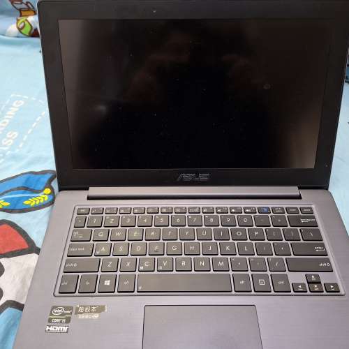 ASUS 手提電腦，二邊也可 顯示。