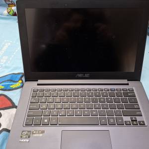 ASUS 手提電腦，二邊也可 顯示。