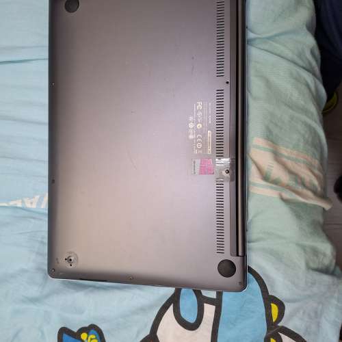 ASUS 手提電腦，二邊也可 顯示。