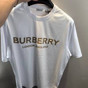 全新BURBERRY LOGO字Tee