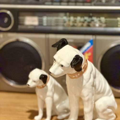 出售Nipper RCA Victor dog 2隻，1大1細，細高度約15cm，大高度約21cm，整體80%新...