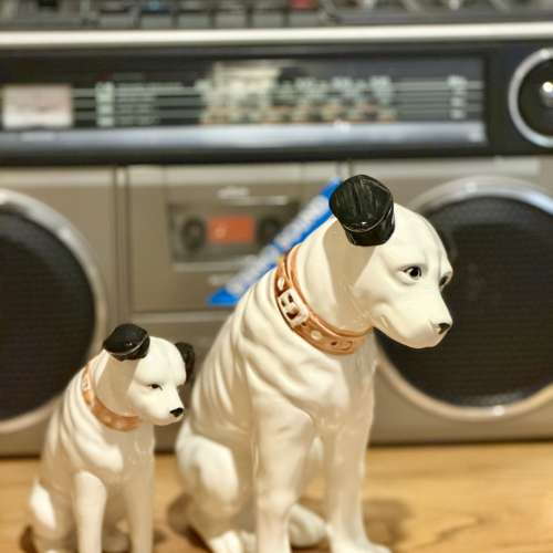 出售Nipper RCA Victor dog 2隻，1大1細，細高度約15cm，大高度約21cm，整體80%新...