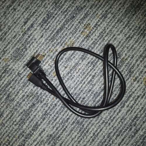 一端為標準HDMI 接頭，另一端為直角HDMI 接頭。
