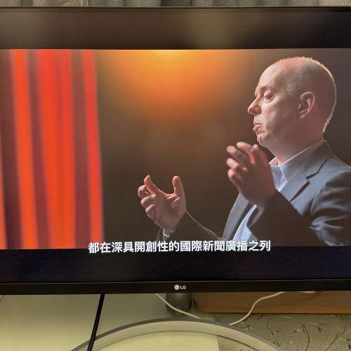 平放 LG 32吋 4K Monitor (32UN550-W) 運作正常 (邊位有瑕疵)
