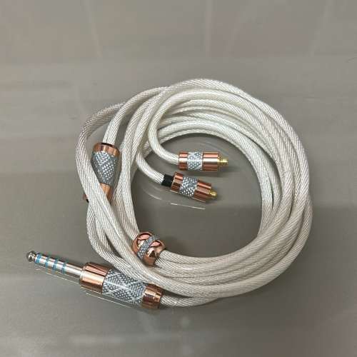 (耳機線名:白羊座 Aries)由3款金屬組成(金銀銅)，使用美國CAMPFIRE最新技術，線芯平...