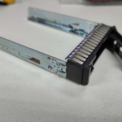 IBM X3650M5  P/N:00E7600 2.5" disk tray