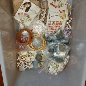 清貨一大膠箱 ，  頭髮飾物， 韓國絲巾扣，  竹/木手镯，貝殼鏈，如照片顯示， 全箱...