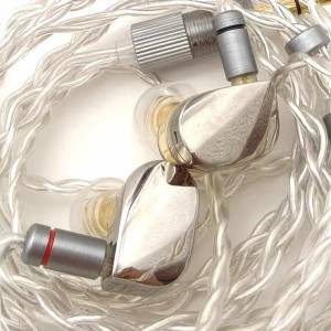 水月雨 光辉illustrious 入耳式耳机