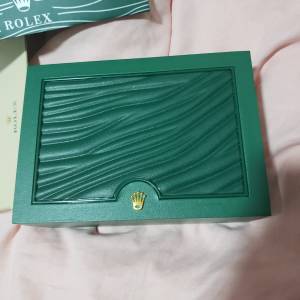 Rolex  Clean 錶盒連綠牌紙袋一套。全新. 歡迎出價。