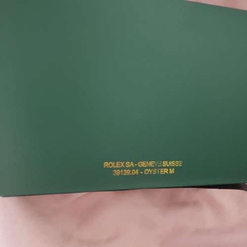 Rolex  Clean 錶盒連綠牌紙袋一套。全新. 歡迎出價。