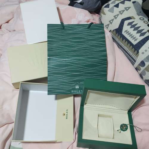Rolex  Clean 錶盒連綠牌紙袋一套。全新. 歡迎出價。