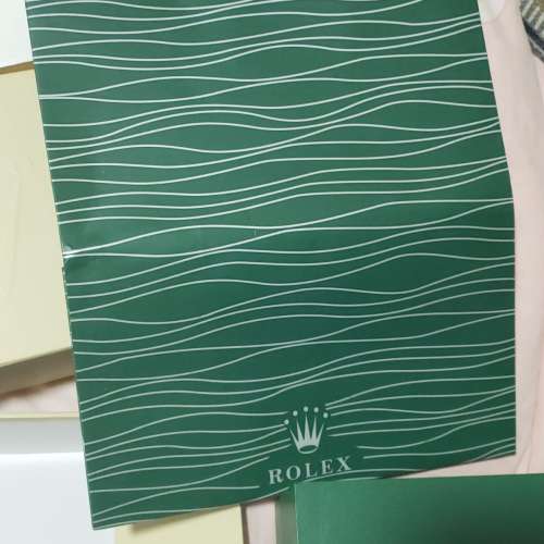Rolex  Clean 錶盒連綠牌紙袋一套。全新. 歡迎出價。