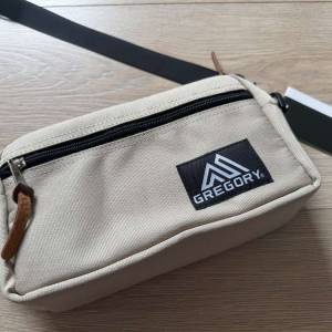 全新 Gregory 灰色斜孭袋