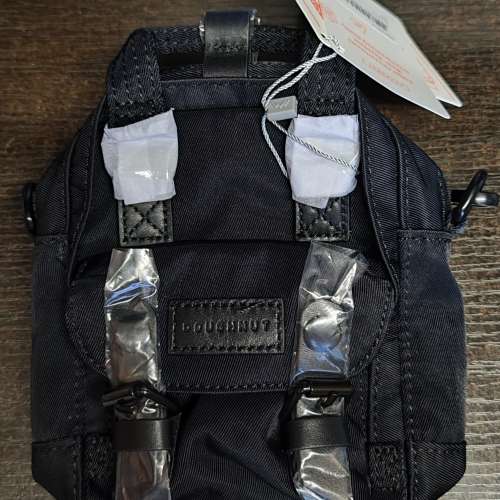 Doughnut Macaroon Tiny 斜背包 (黑色)