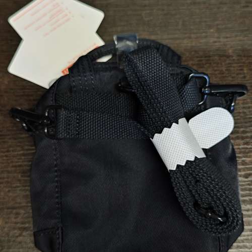 Doughnut Macaroon Tiny 斜背包 (黑色)