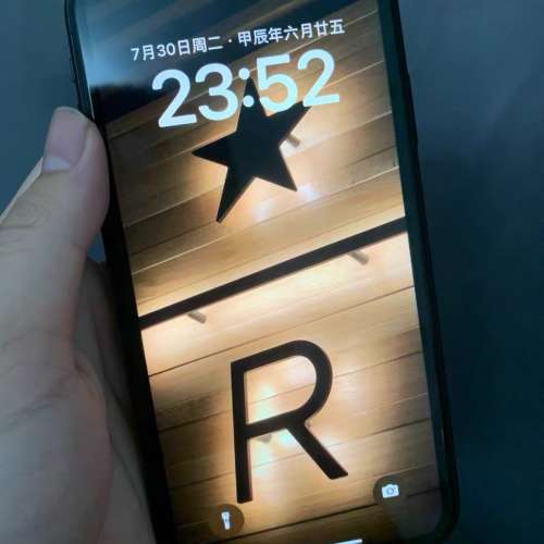 iPhone XR 128G 港行，雙咭雙待，電池效能96 %，電池良好，已貼貴價玻璃鋼化貼及保...