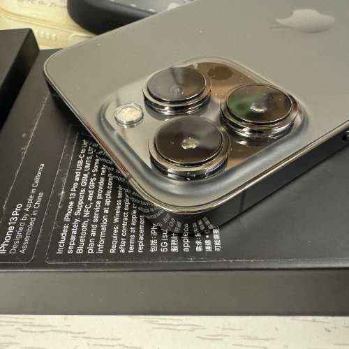 (香港行貨) iPhone 13 pro 128GB 極新幾乎無花 全原裝有盒有原裝線 送一堆機套 石墨...