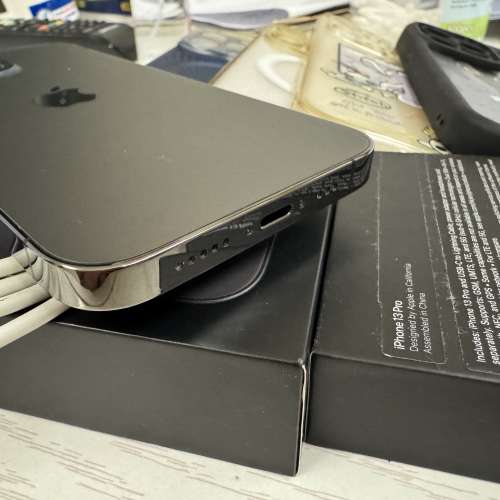 (香港行貨) iPhone 13 pro 128GB 極新幾乎無花 全原裝有盒有原裝線 送一堆機套 石墨...