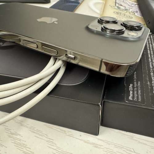 (香港行貨) iPhone 13 pro 128GB 極新幾乎無花 全原裝有盒有原裝線 送一堆機套 石墨...