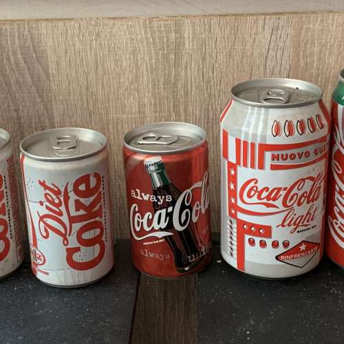 舊版可口可樂汽水罐21個，只可以擺放，收藏觀賞！