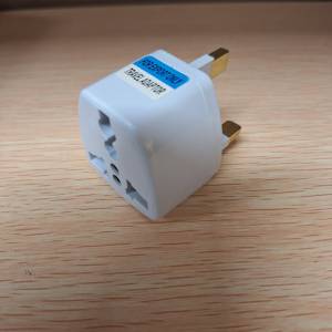 旅行轉接頭，將英規（G 型，三個矩形插腳）