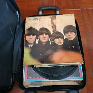 全新旅行喼裝載 32隻古舊 LP 黑膠唱片， 共售一千元， 單32 張唱片售900元。n.o.D2...