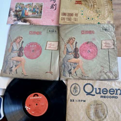 全新旅行喼裝載 32隻古舊 LP 黑膠唱片， 共售一千元， 單32 張唱片售900元。n.o.D2...