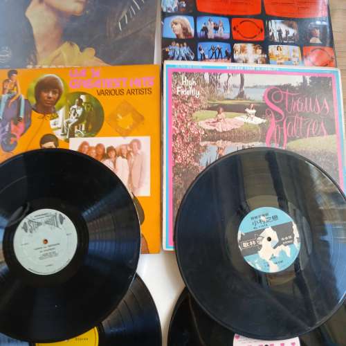 全新旅行喼裝載 32隻古舊 LP 黑膠唱片， 共售一千元， 單32 張唱片售900元。n.o.D2...