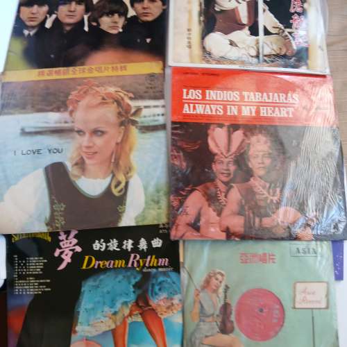全新旅行喼裝載 32隻古舊 LP 黑膠唱片， 共售一千元， 單32 張唱片售900元。n.o.D2...