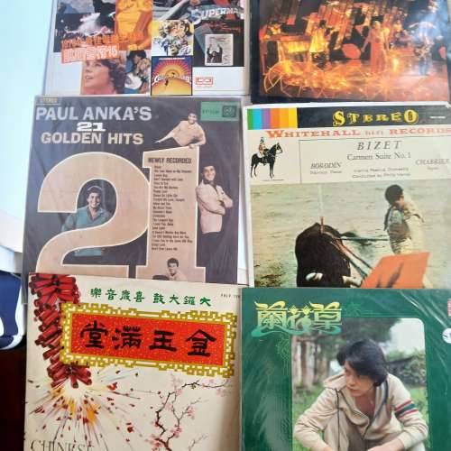 全新旅行喼裝載 32隻古舊 LP 黑膠唱片， 共售一千元， 單32 張唱片售900元。n.o.D2...