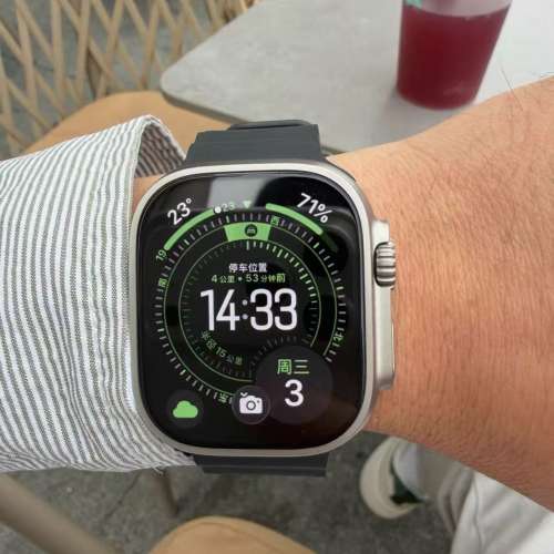 Apple Watch Ultra 3 49mm原色鈦金屬，黑色海洋表帶，帶原裝盒子和表帶