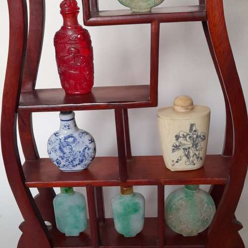 清理存貨減價出售。一手七個名貴鼻煙壺配上一個十三寸高紅木陳列座，全套售1200元....