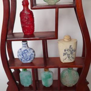 清理存貨減價出售。一手七個名貴鼻煙壺配上一個十三寸高紅木陳列座，全套售1200元....