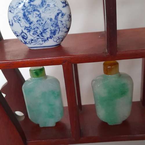 清理存貨減價出售。一手七個名貴鼻煙壺配上一個十三寸高紅木陳列座，全套售1200元....