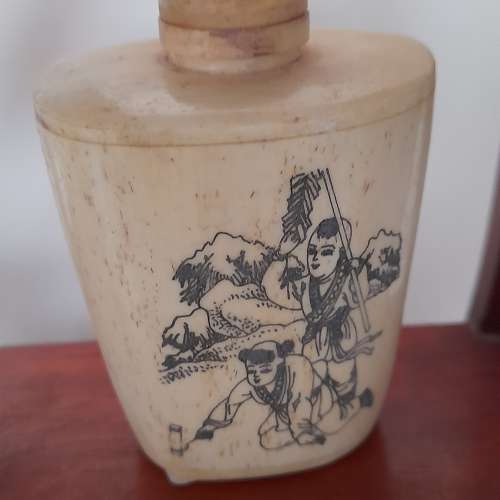 清理存貨減價出售。一手七個名貴鼻煙壺配上一個十三寸高紅木陳列座，全套售1200元....