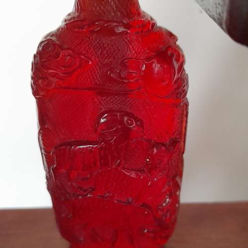 清理存貨減價出售。一手七個名貴鼻煙壺配上一個十三寸高紅木陳列座，全套售1200元....