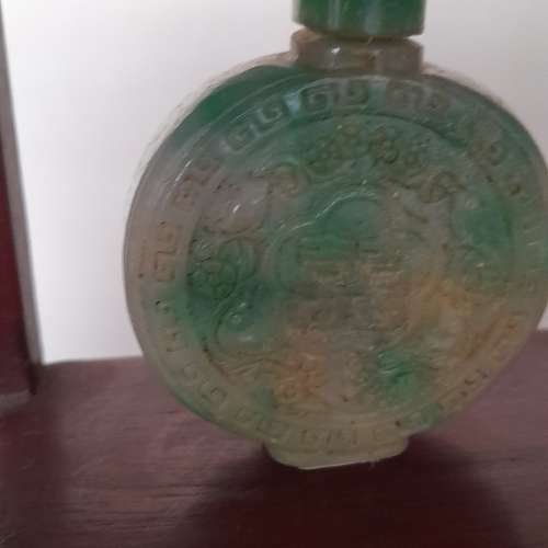 清理存貨減價出售。一手七個名貴鼻煙壺配上一個十三寸高紅木陳列座，全套售1200元....