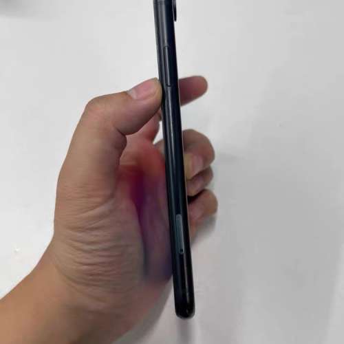 iPhone XR 128G 黑色 港行，雙咭雙待正常運作，電池效能96 %，電池良好，已貼貴價玻...